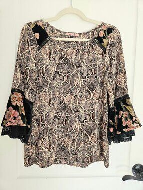 Olive Hill Women's Bell Sleeves Floral Print Blouse Size S